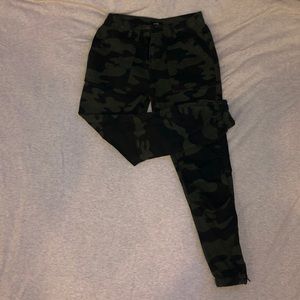 3️⃣FOR2️⃣5️⃣💲‼️TOPSHOP Camo cropped ankle pants